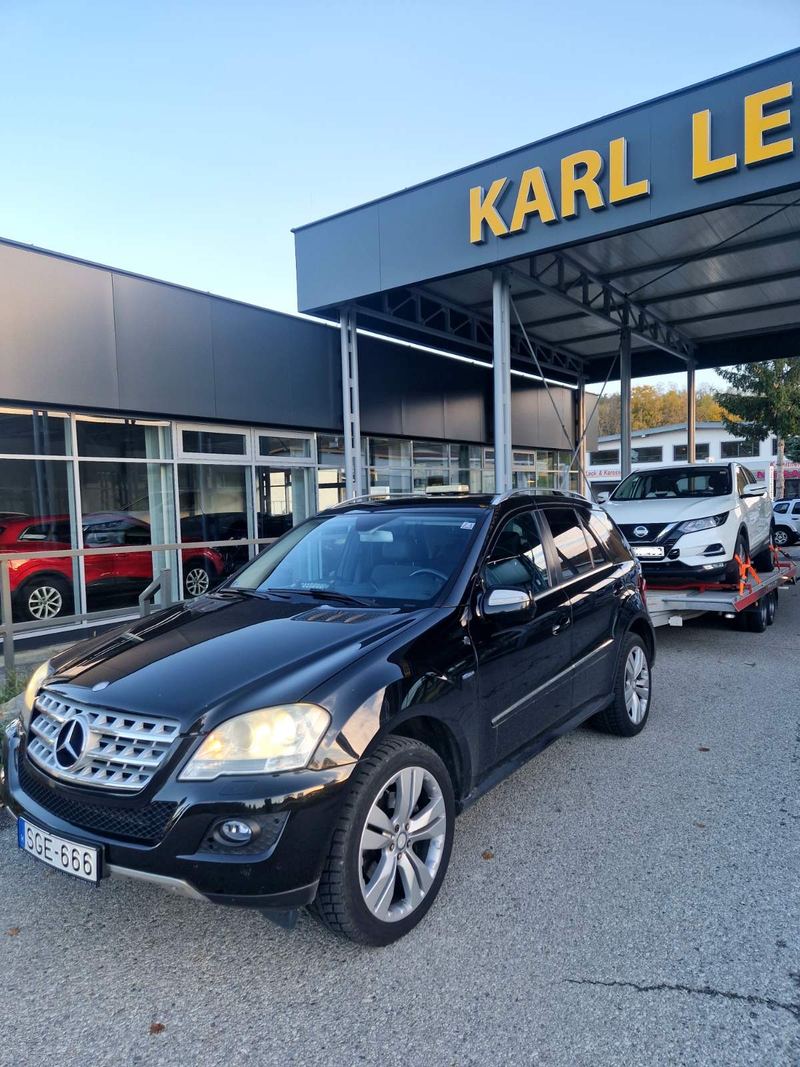 Mercedes ML autószállító trailerrel, a platón személyautó