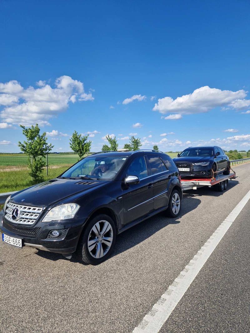 Mercedes ML autószállító trailerrel országúton