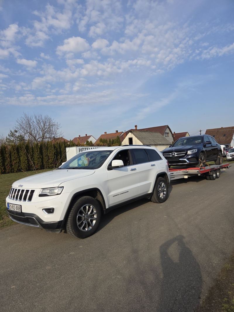 Autószállítás: terepjáró a Mercedes ML által vontatott Z-Trailer autószállítón