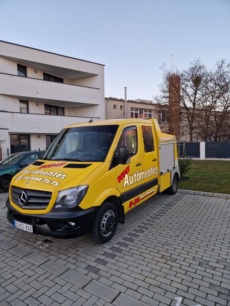 A Borhy Autómentés sárga Mercedes Sprinter szervizautója