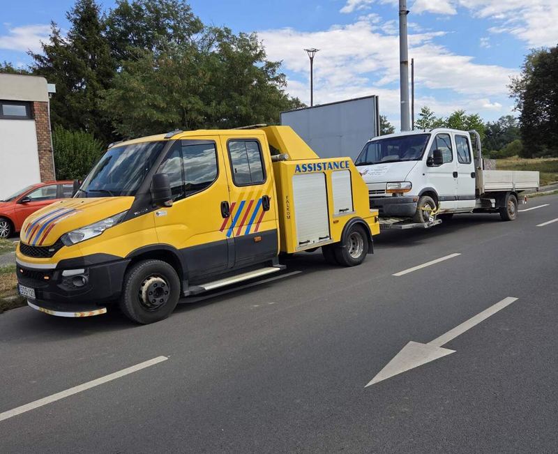 Iveco 70C170 emelővillás autómentő platós kisteherautót vontat