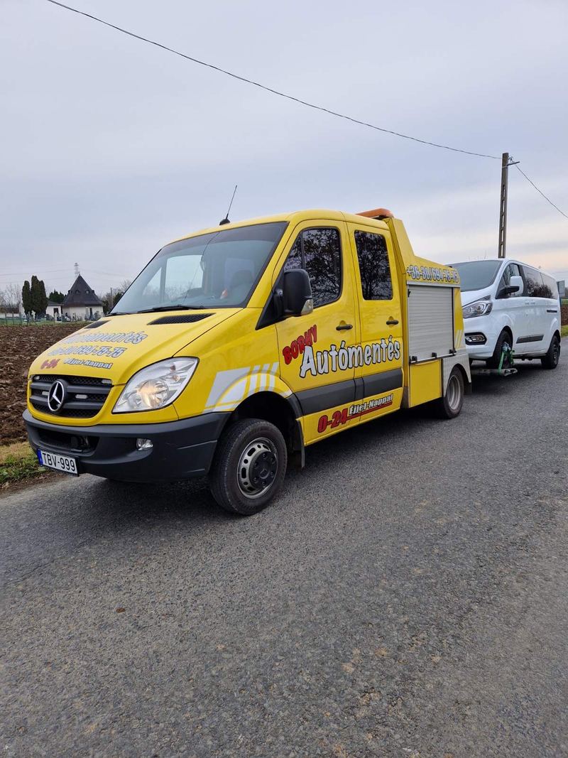Kisbusz vontatása a Mercedes Sprinter emelővontatóval