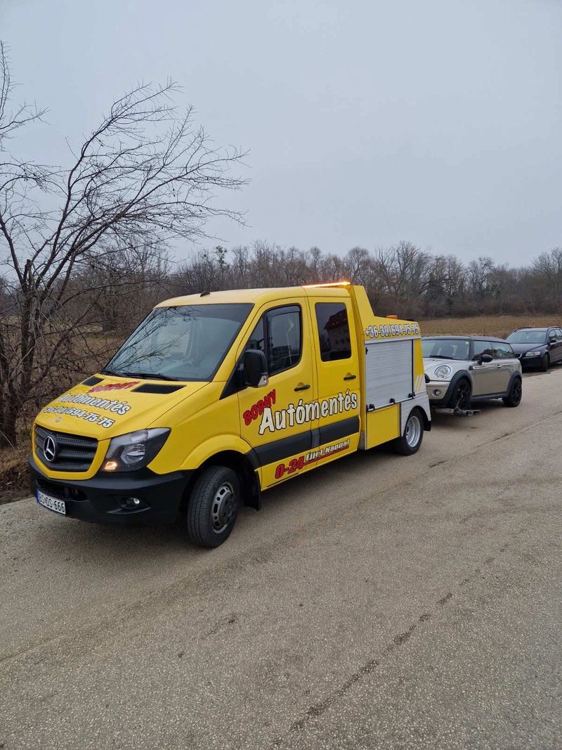Mercedes Sprinter 906 CDI csörlős emelővontató személyautót vontat