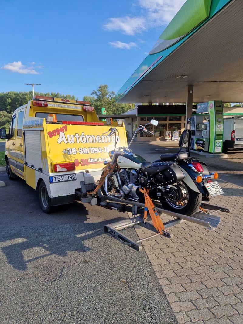 Motorkerékpár szállítása a Sprinter emelővontatóval egy benzinkútnál