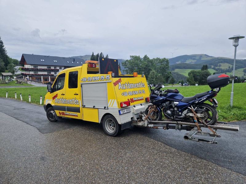 Motorszállítás a Mercedes Sprinter emelővontató hátsó tartóján