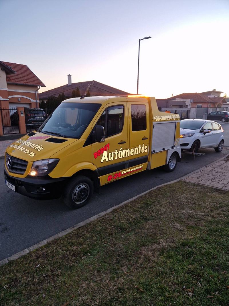 Személyautó vontatása este a Sprinter emelővontatóval