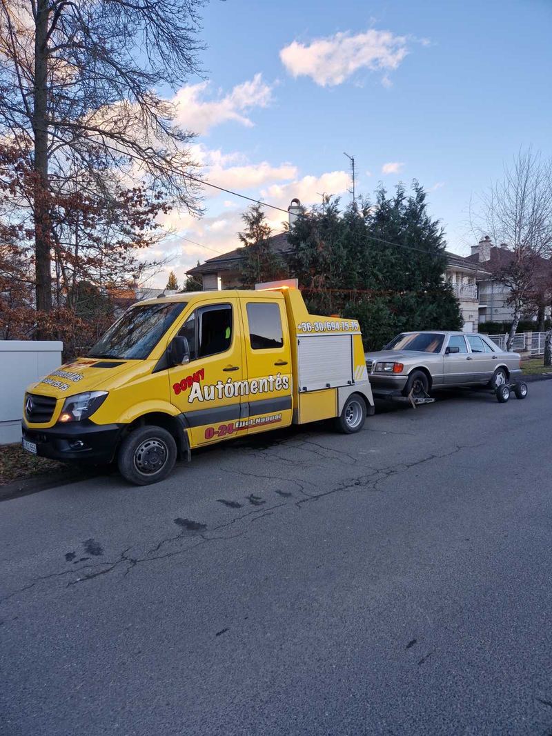 Régi Mercedes személyautó vontatása emelővontatóval